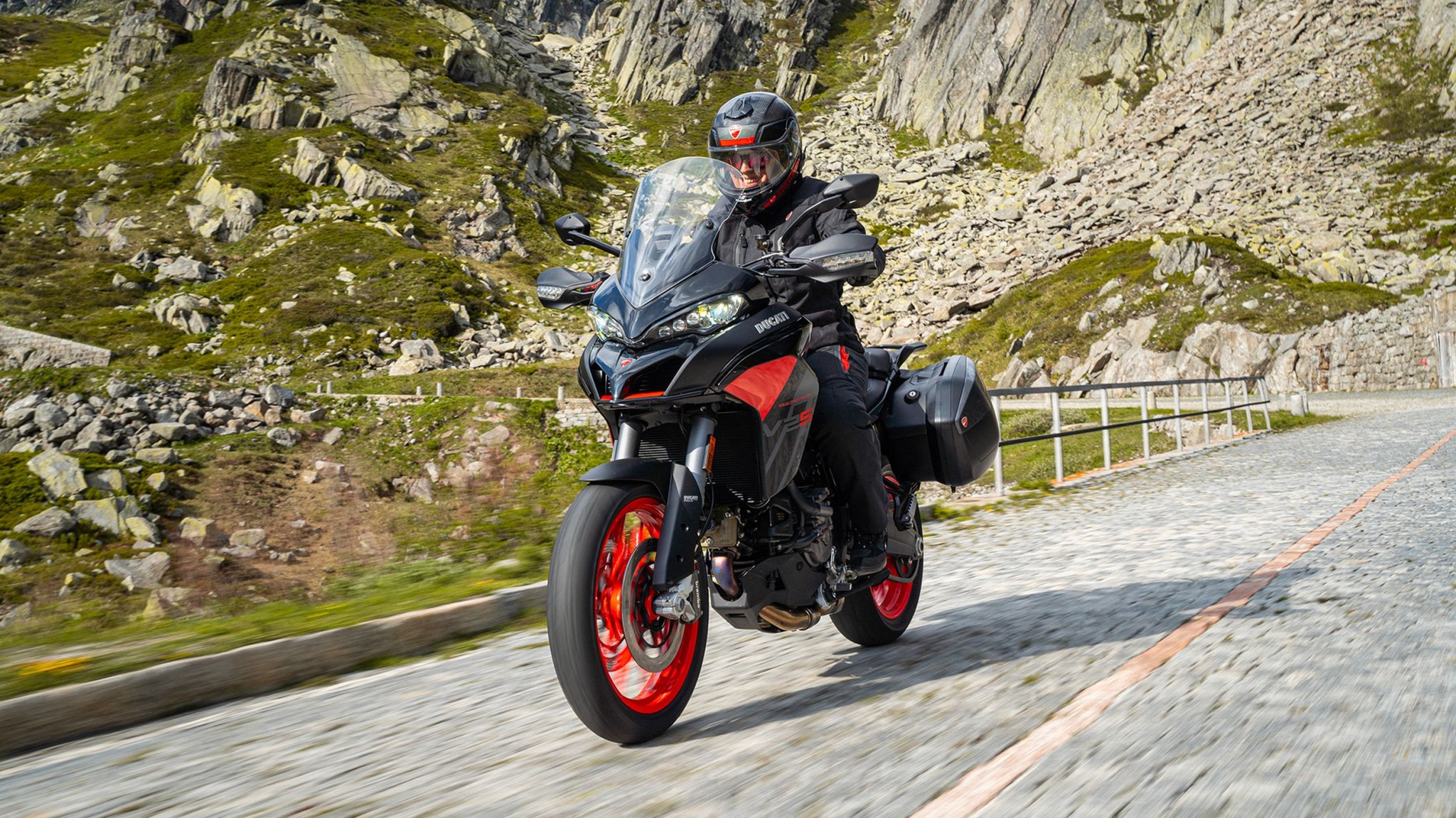 Ducati Multistrada V2 S 2024 in Thrilling Black & Street Grey