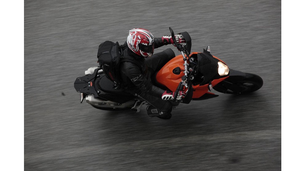 KTM 990 Supermoto T - Image 18