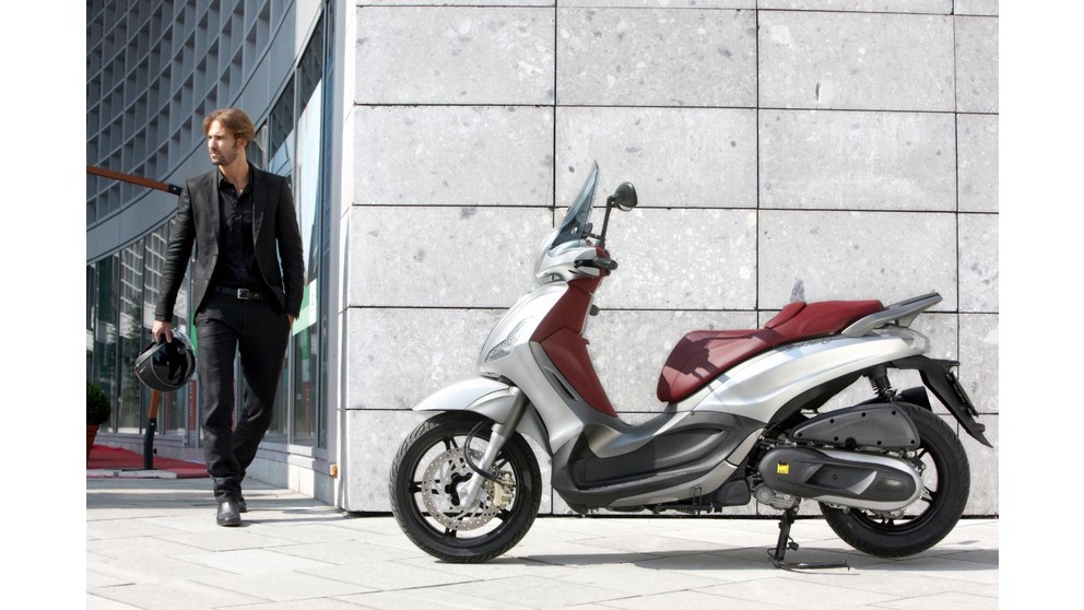 Piaggio Beverly 350ie Sport Touring - Obraz 22