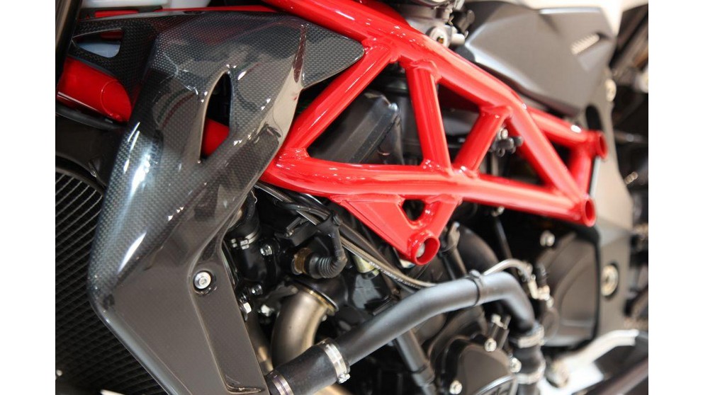 MV Agusta Brutale 1090 R - Imagem 24