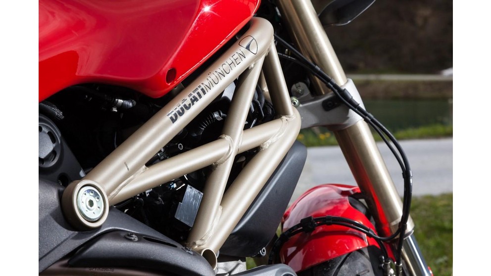 Ducati Monster 1100 Evo - Слика 19
