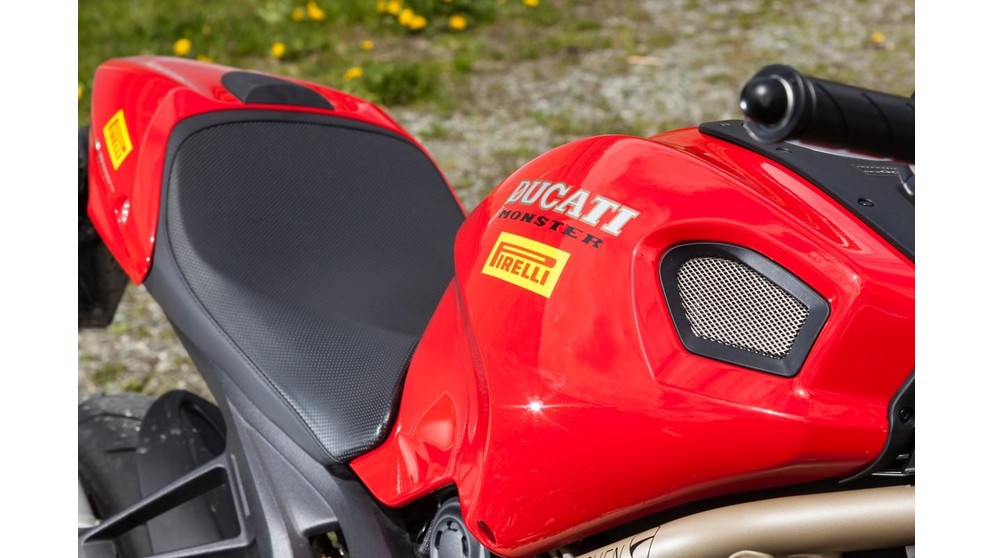 Ducati Monster 1100 Evo - Слика 22