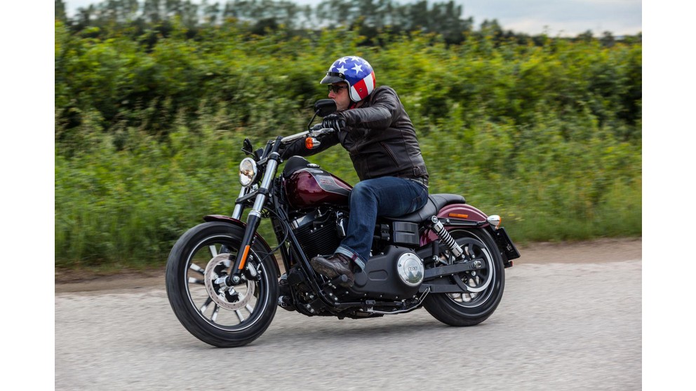 Harley-Davidson Dyna Street Bob Special - Imagen 17