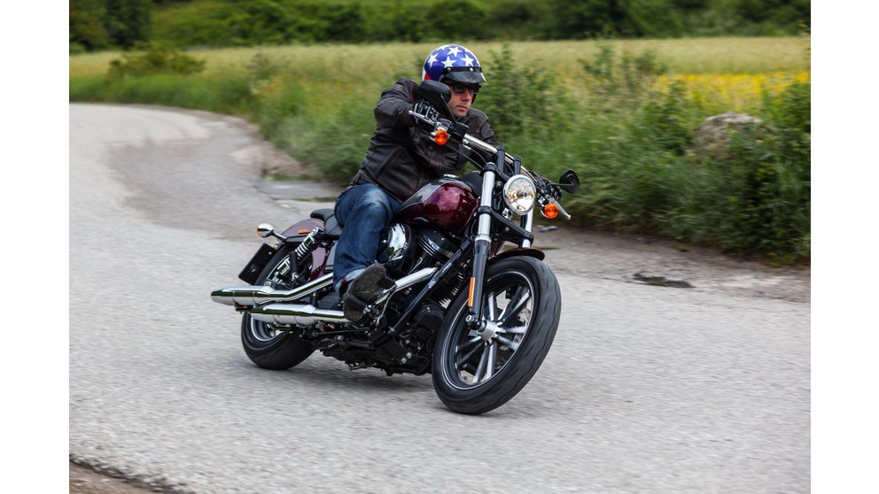 Harley-Davidson Dyna Street Bob Special - Slika 18