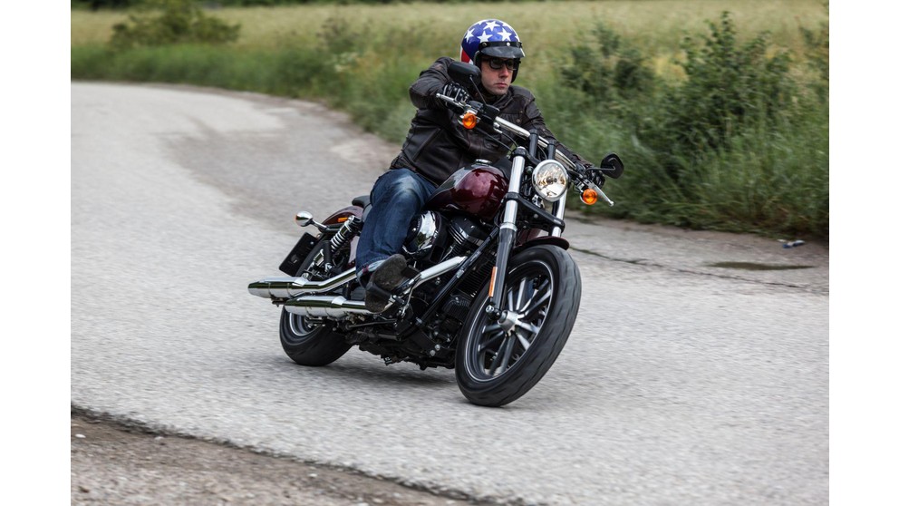 Harley-Davidson Dyna Street Bob Special - Imagen 23