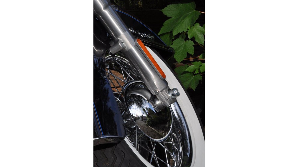 Harley-Davidson Softail Heritage Classic FLSTC - Imagen 16