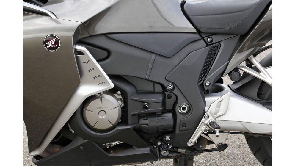 Honda VFR 1200 F - Bild 24