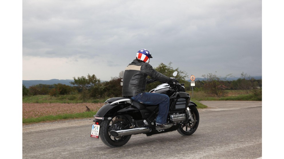 Honda Gold Wing F6C - Слика 24