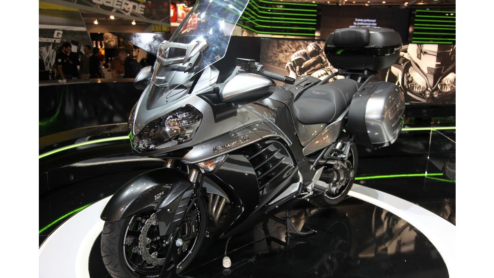 Kawasaki GTR 1400 - Imagem 13