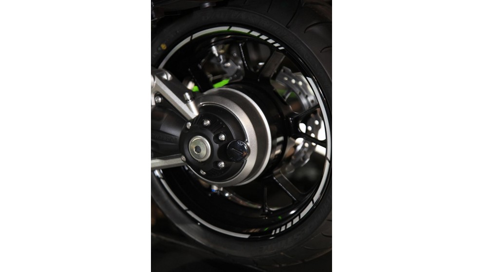 Kawasaki GTR 1400 - Image 17