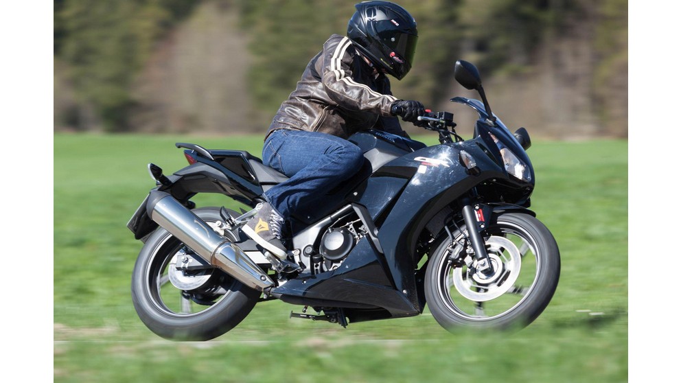 Honda CBR 300 R - Image 15