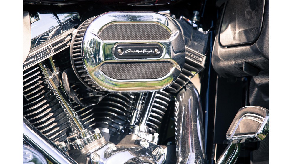 Harley-Davidson CVO Road Glide Ultra FLTRUSE - Imagem 12