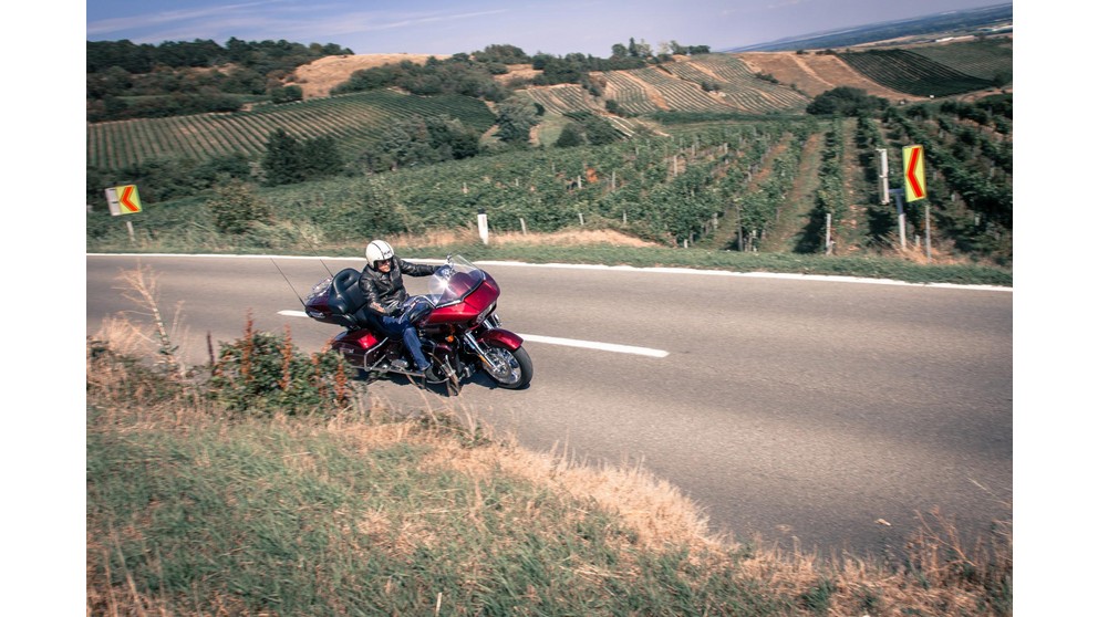 Harley-Davidson CVO Road Glide Ultra FLTRUSE - Obrázok 16