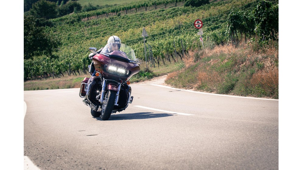 Harley-Davidson CVO Road Glide Ultra FLTRUSE - Imagem 14