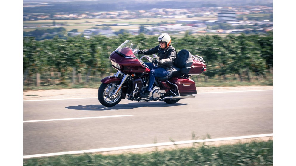 Harley-Davidson CVO Road Glide Ultra FLTRUSE - Imagem 8