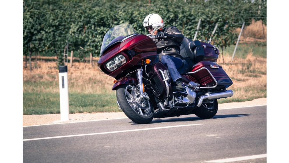 Harley-Davidson CVO Road Glide Ultra FLTRUSE - Obrázok 20