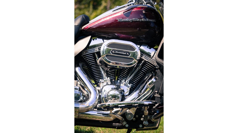 Harley-Davidson CVO Ultra Limited FLHTKSE - Слика 19