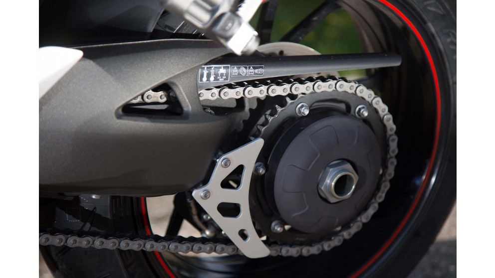 Triumph Speed Triple 1050 - Imagem 24