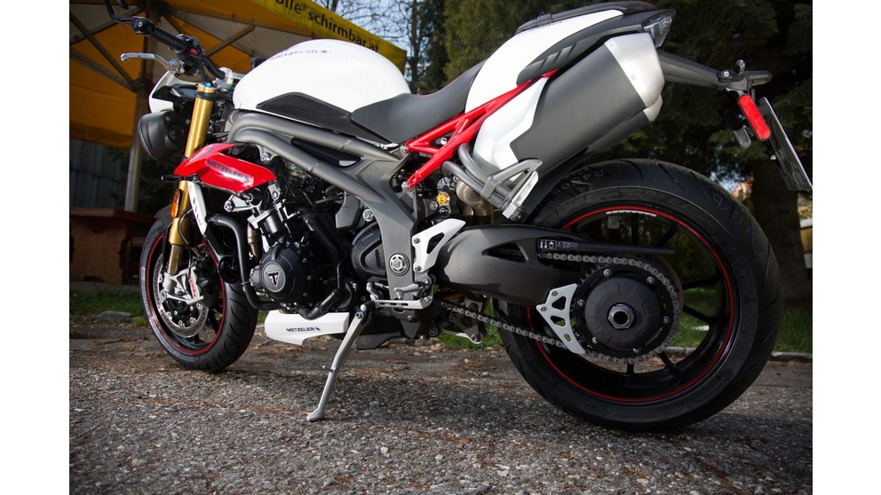 Triumph Speed Triple 1050 - Imagem 22