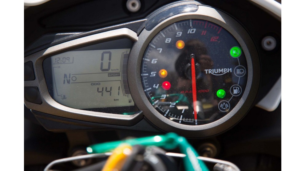 Triumph Speed Triple 1050 - Resim 23