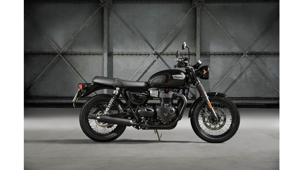 Triumph Bonneville T100 Black - Obrázek 11