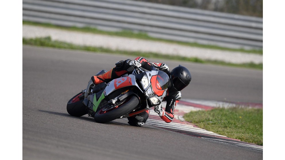 Aprilia RSV4 RF - Obrázok 16