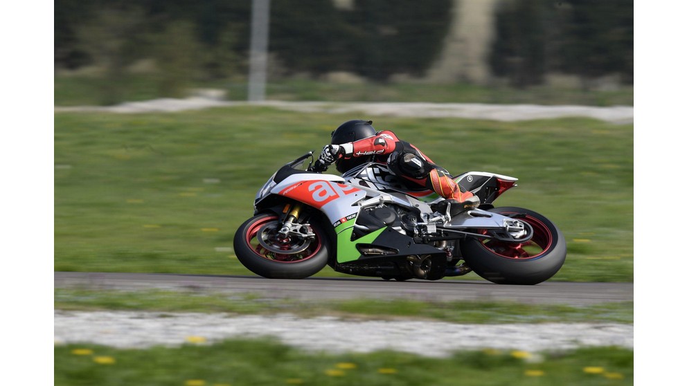 Aprilia RSV4 RF - Слика 17