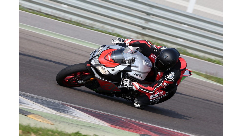 Aprilia RSV4 RF - Imagem 20