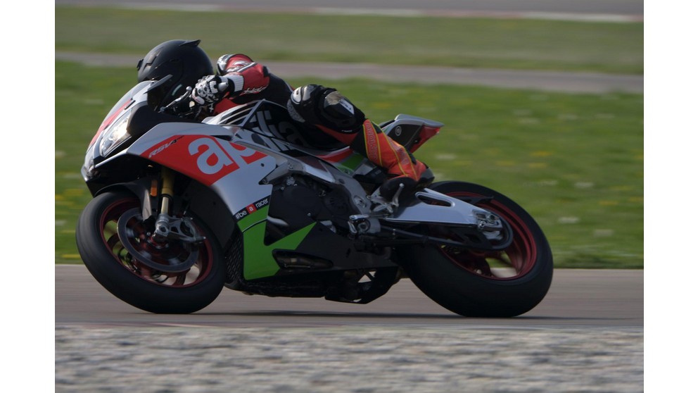 Aprilia RSV4 RF - Obrázok 21