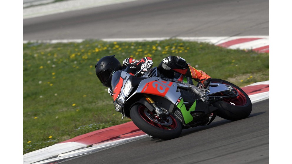 Aprilia RSV4 RF - Image 23