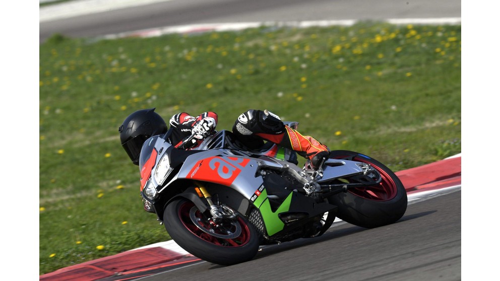 Aprilia RSV4 RF - Immagine 24