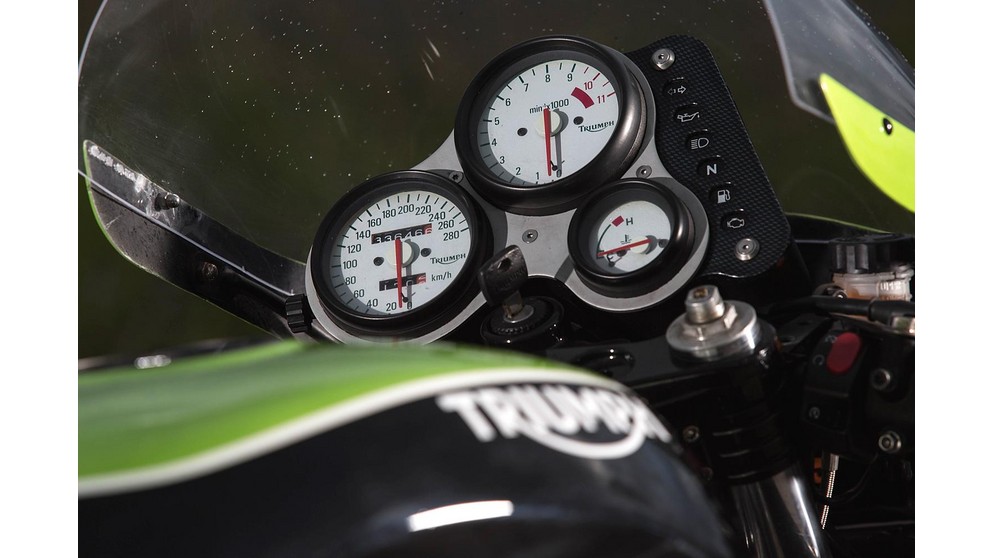 Triumph Speed Triple 1050 - Obraz 19