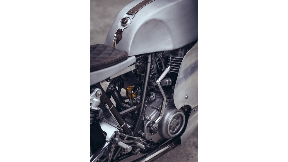 Yamaha SR 400 - Image 17