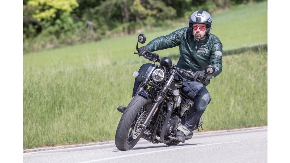 Triumph Bonneville Bobber Black - Resim 23