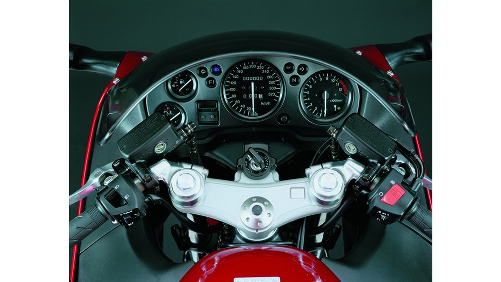 Honda CBR 1100 XX Super Blackbird - Resim 6