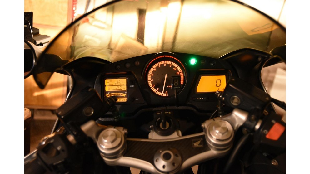 Honda CBR 1100 XX Super Blackbird - Resim 11
