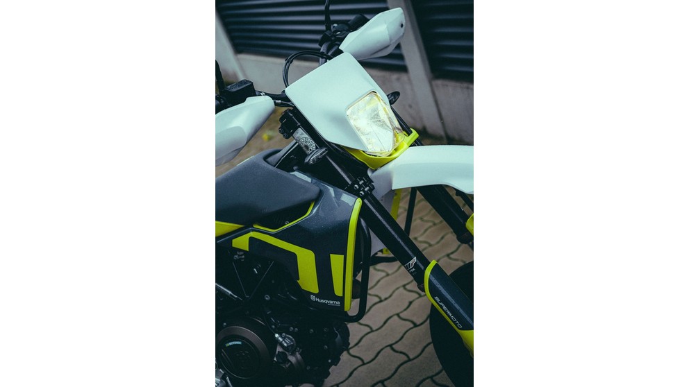 Husqvarna 701 Supermoto - Imagen 22