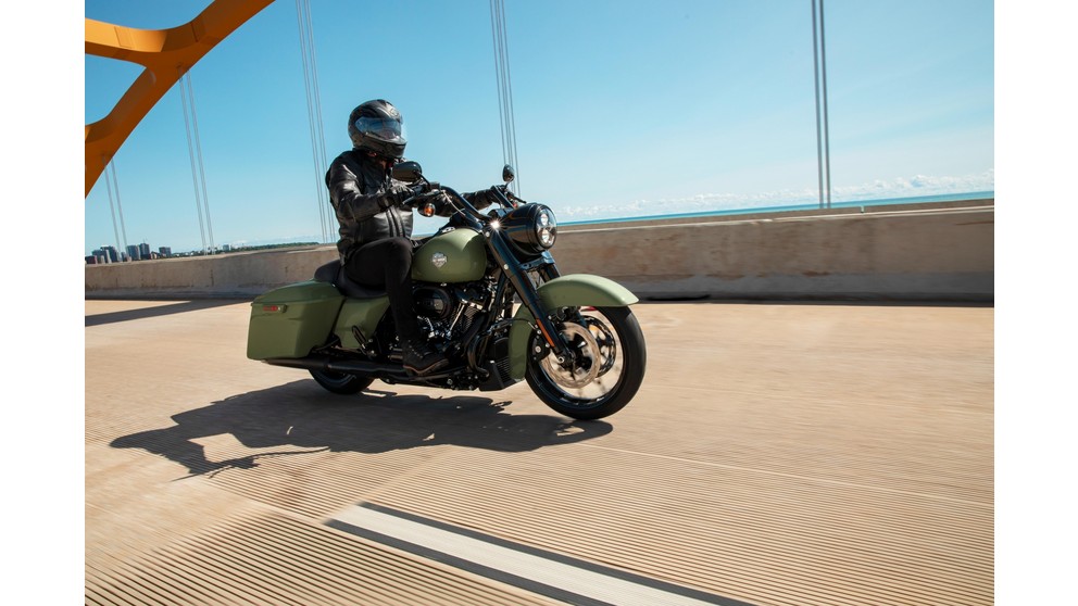 Harley-Davidson CVO Road Glide FLTRSE - Imagem 14