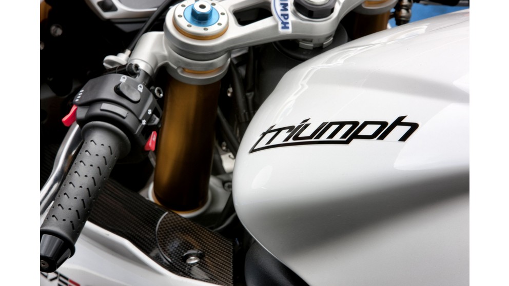 Triumph Daytona 675 R - Imagem 18