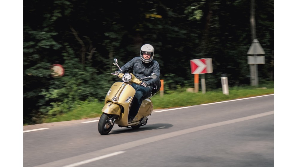 Vespa GTS 125 Supertech iGET 75th Anniversary - Immagine 24