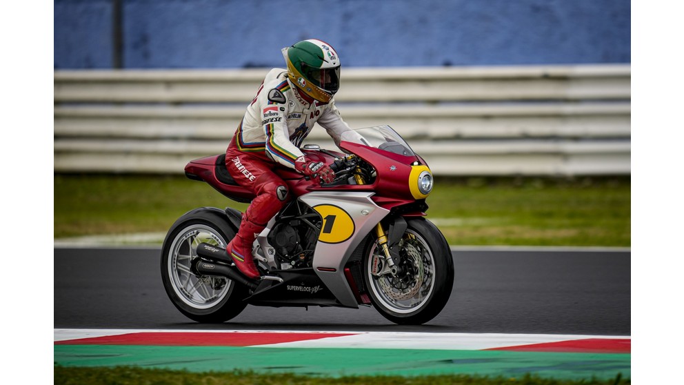 MV Agusta Superveloce 800 - Bild 13