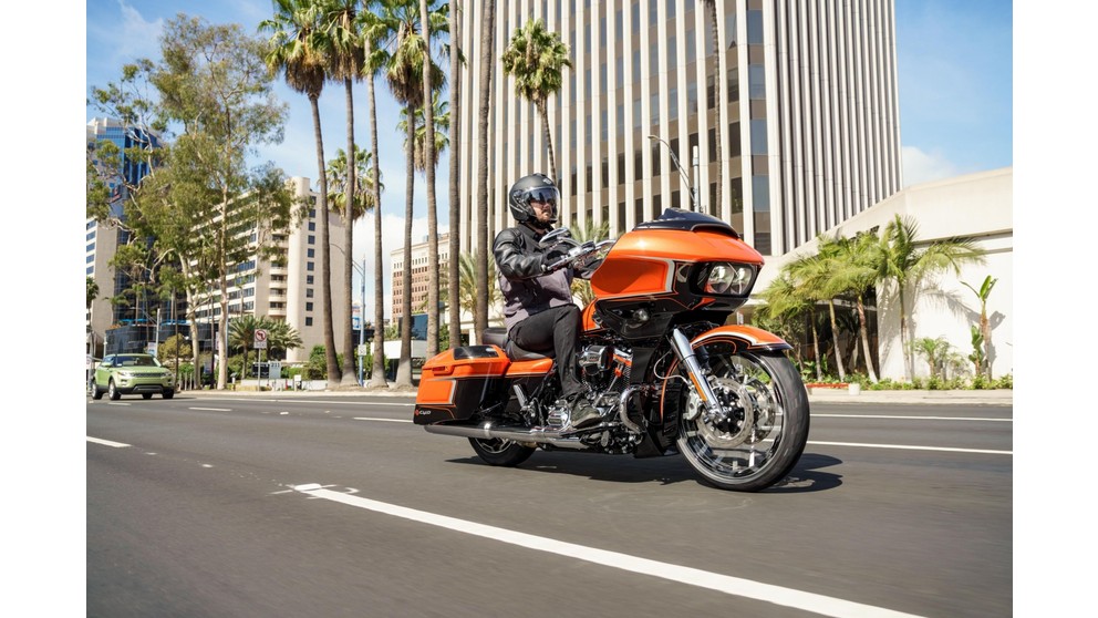 Harley-Davidson CVO Tri Glide FLHTCUTGSE - Kép 9