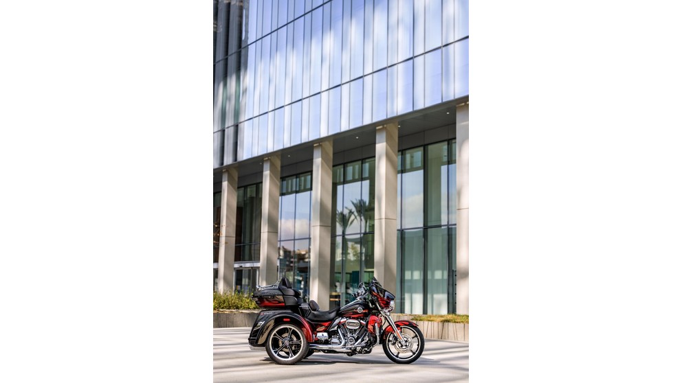 Harley-Davidson CVO Tri Glide FLHTCUTGSE - Imagem 14