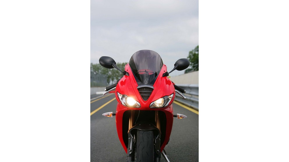 Triumph Daytona 675 - Image 18