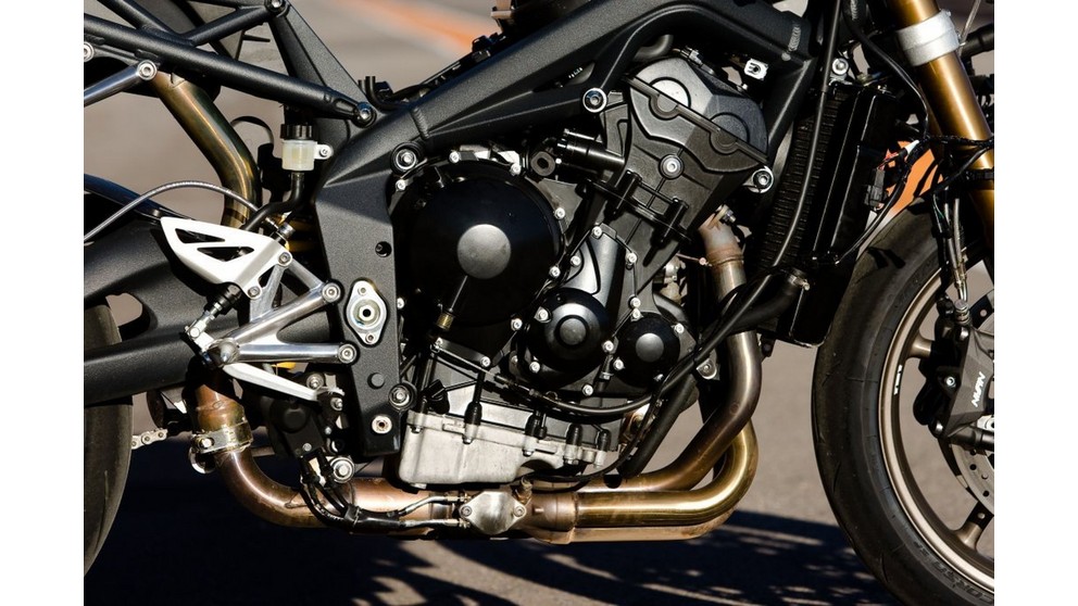 Triumph Daytona 675 - Imagem 23