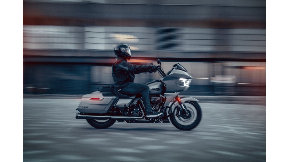 Harley-Davidson CVO Street Glide FLHXSE - Слика 18