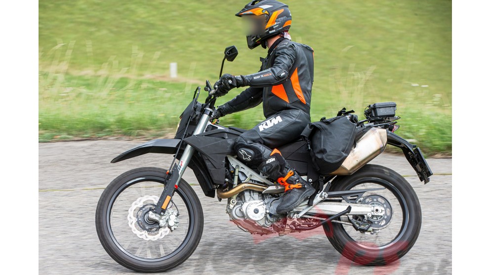 KTM 690 Enduro R - Image 19