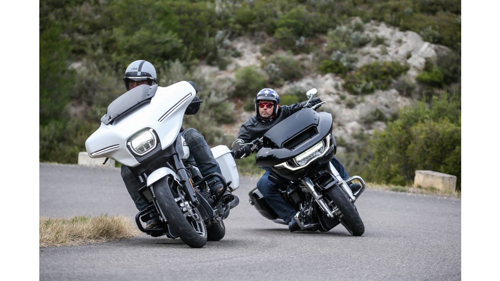 Harley-Davidson Street Glide FLHX - Imagem 17