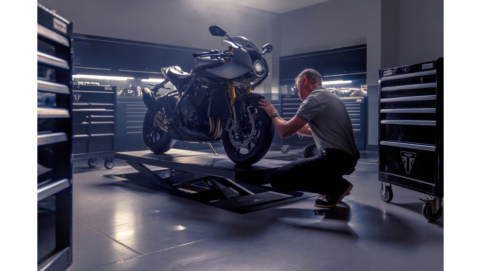 Triumph Speed Triple 1200 RR Breitling Limited Edition - Слика 13