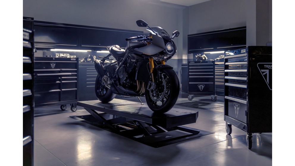 Triumph Speed Triple 1200 RR Breitling Limited Edition - Слика 12